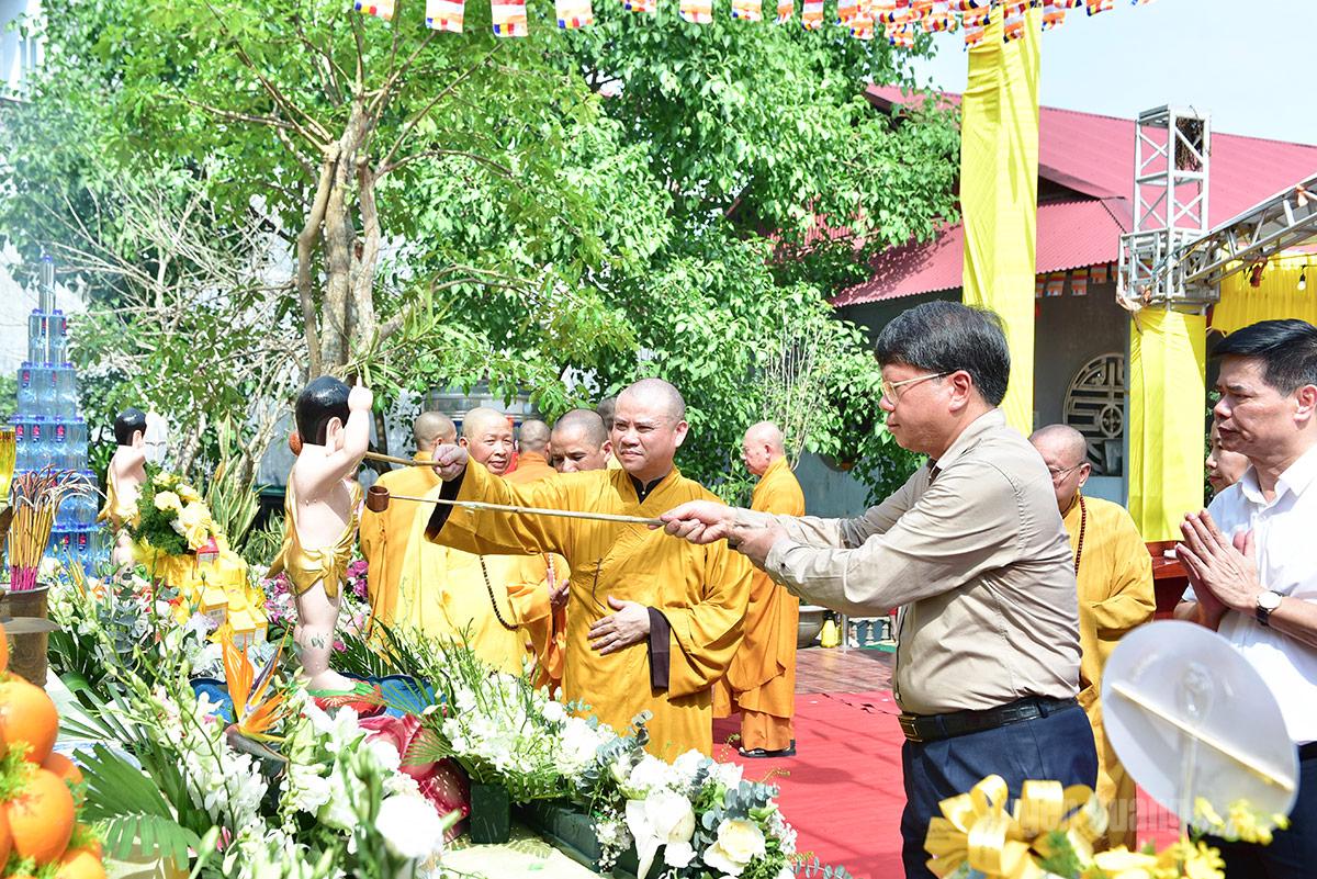 ผู้แทน พระภิกษุและภิกษุณีผู้ทรงคุณวุฒิ พุทธศาสนิกชนฆราวาส และประชาชนทั่วไป ร่วมกันประกอบพิธีอาบน้ำพระพุทธรูป