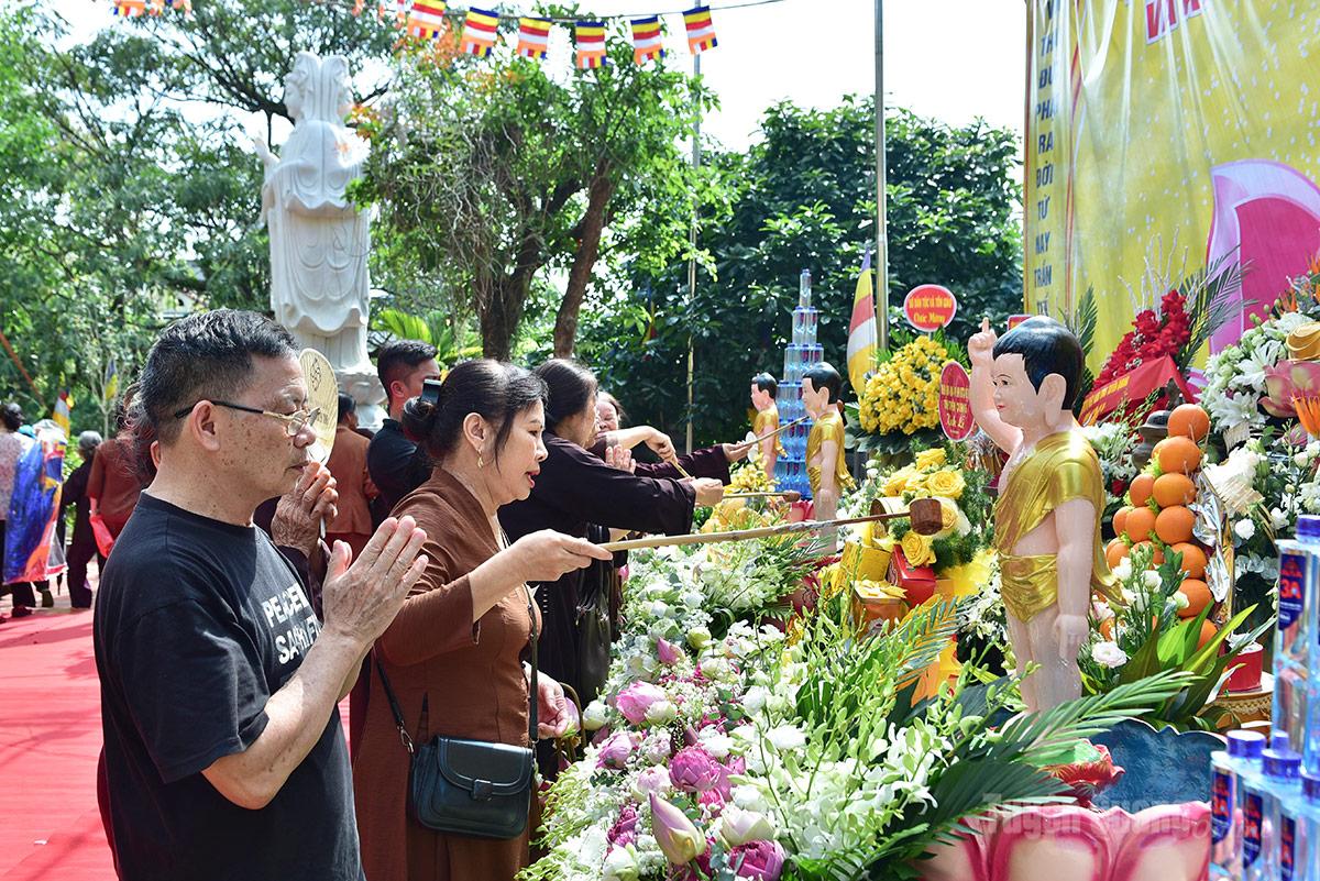 พระภิกษุณี ภิกษุณีฆราวาส และประชาชนทั่วไป ร่วมกันประกอบพิธีกรรมอาบน้ำพระพุทธรูป