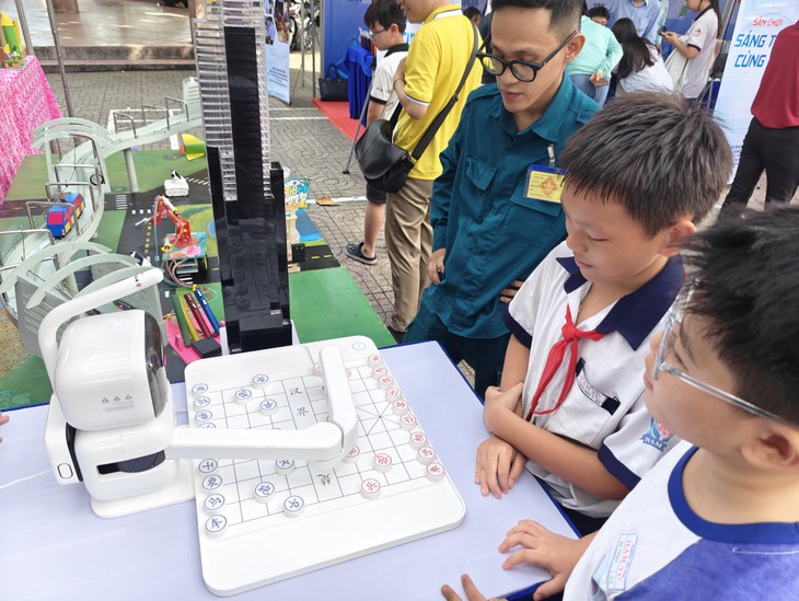 Trẻ em thích thú thi đấu cờ vua với máy, điều khiển robot chó, drone… - Ảnh 1.