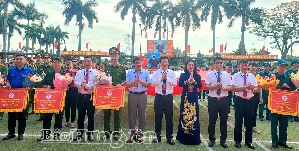 คณะผู้แทนได้มอบธงที่ระลึกและดอกไม้แก่คณะผู้แทนนักกีฬา