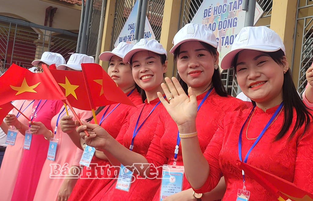 ฝูงชนจำนวนมากทั้งผู้ชมและประชาชนต่างส่งเสียงเชียร์นักกีฬา