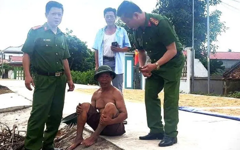 Công an xã tìm thấy ông Hà Văn Minh khi ông đang đi lạc cách nhà khoảng 12km