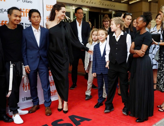 Các con của Brad Pitt 'ghét ra mặt' bạn gái của bố - Ảnh 2.