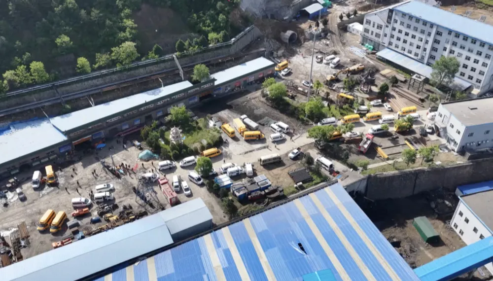 Záchranáři na místě výbuchu plynu v uhelném dole v provincii Šan-si v Číně. Foto: CGTN