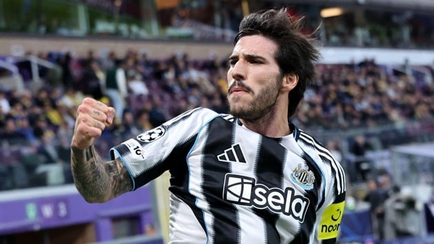 Michael Carrick muốn đưa Sandro Tonali về sân Old Trafford.