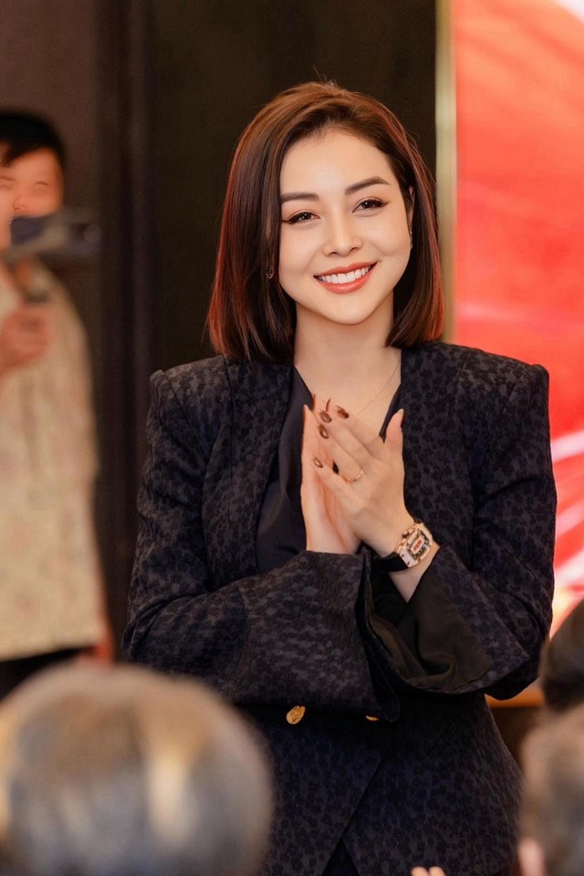 زندگی پربار جنیفر فام در سن ۴۰ سالگی در سال ۲۰۲۶ - عکس ۴. Cuộc sống viên mãn tuổi 40 của Hoa hậu Jennifer Phạm trong năm 2026 - Ảnh 4.