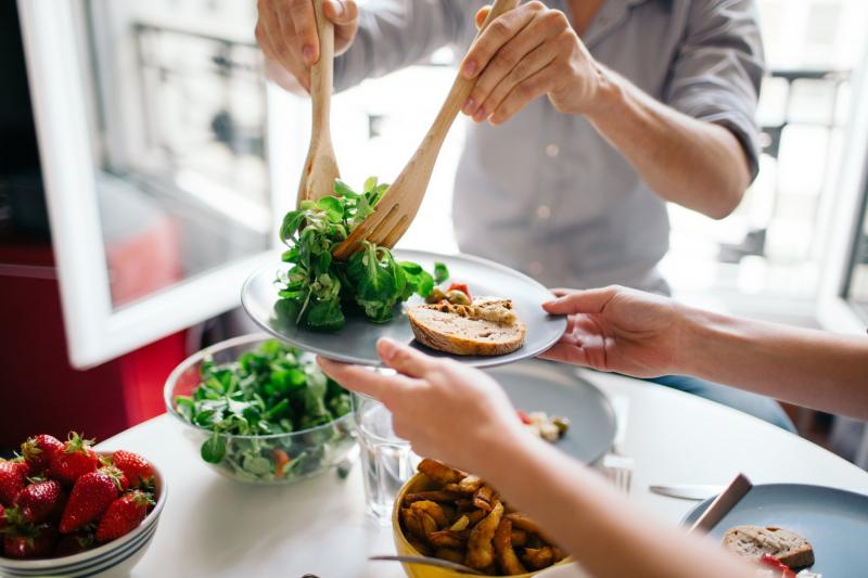 Thói quen xấu khiến bệnh trĩ ngày càng trẻ hóa- Ảnh 1.