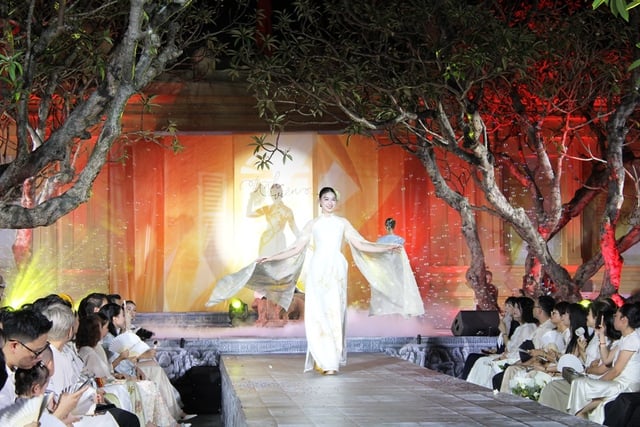 La robe Ao Dai vietnamienne s'harmonise avec l'héritage Cham - Photo 1. Áo dài Việt hòa nhịp cùng di sản Chăm- Ảnh 1.