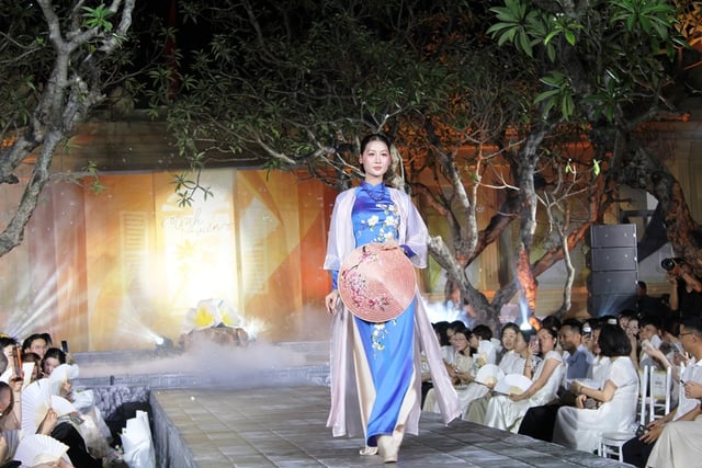 La robe Ao Dai vietnamienne s'harmonise avec l'héritage Cham - Photo 3. Áo dài Việt hòa nhịp cùng di sản Chăm- Ảnh 3.