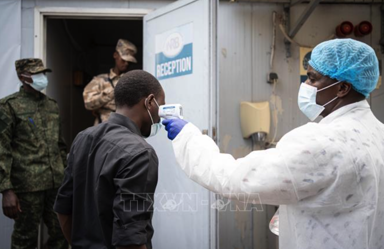 Nhân viên y tế kiểm tra nhiệt độ người dân trong nỗ lực kiểm soát dịch Ebola ở Goma, CHDC Congo ngày 19/5/2026. Ảnh: THX/TTXVN