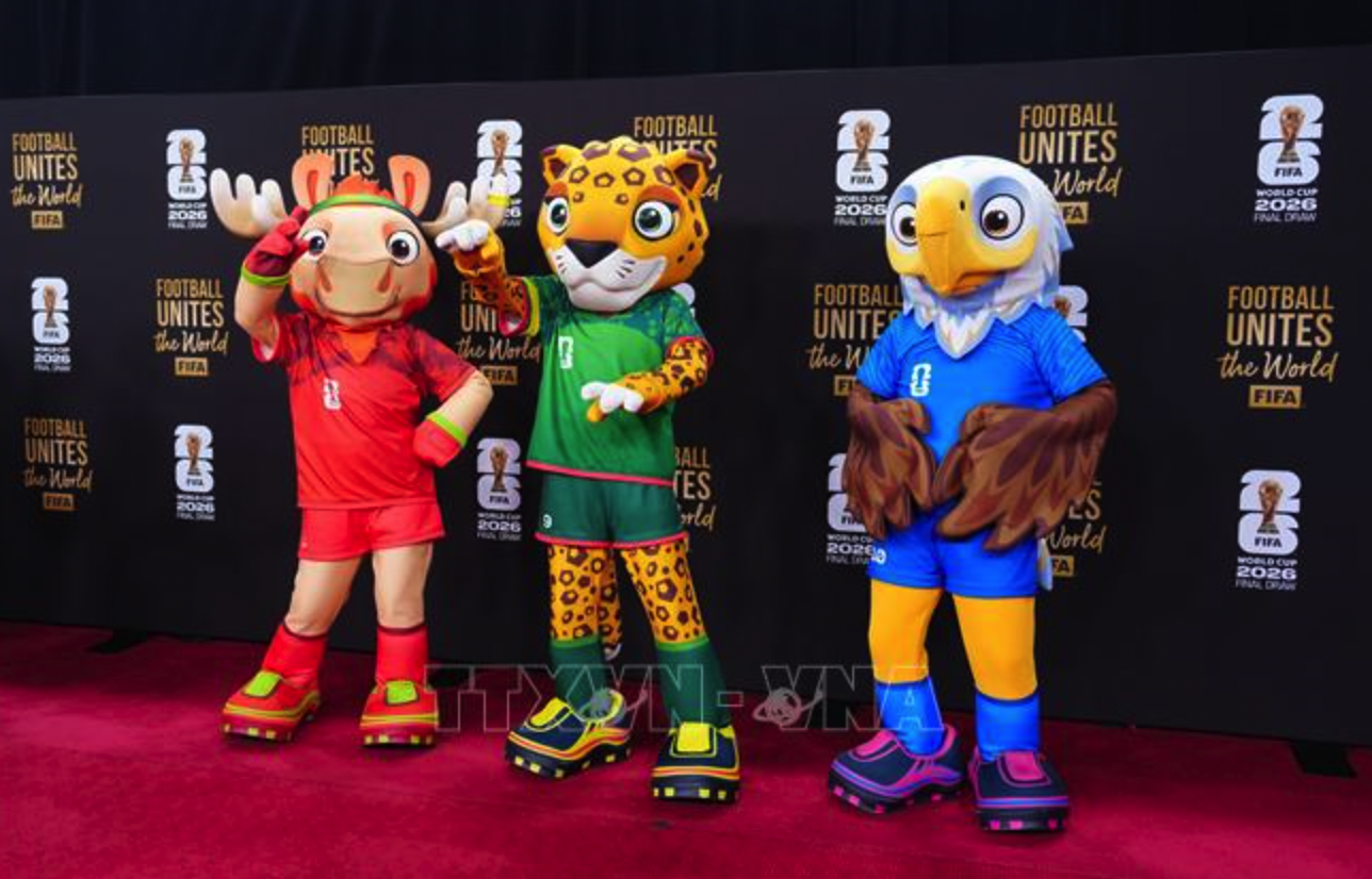 Các linh vật của World Cup 2026 ra mắt tại lễ bốc thăm (từ trái sang): Nai sừng tấm Canada, Báo đốm Mexico và Đại bàng đầu trắng Mỹ. Ảnh minh họa: THX/TTXVN