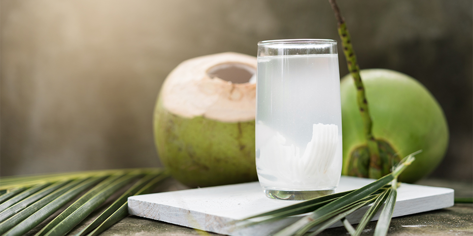 6 lý do nên uống nước dừa mỗi ngày vào mùa hè- Ảnh 1.