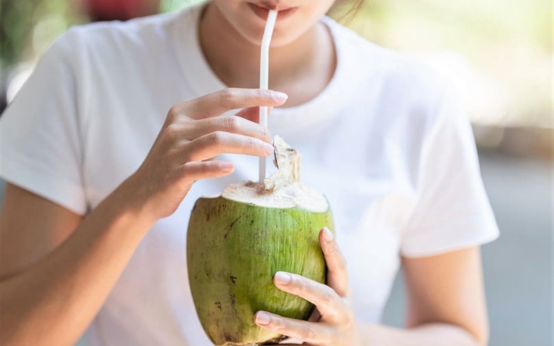 6 lý do nên uống nước dừa mỗi ngày vào mùa hè- Ảnh 2. 3 thời điểm uống nước dừa tốt nhất cho sức khỏe