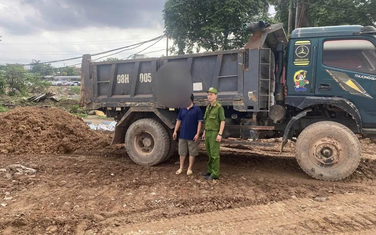 Tổ công tác ngăn chặn hành vi đổ thải trái phép tại khu vực ngõ Nghi Tàm, Hồng Hà