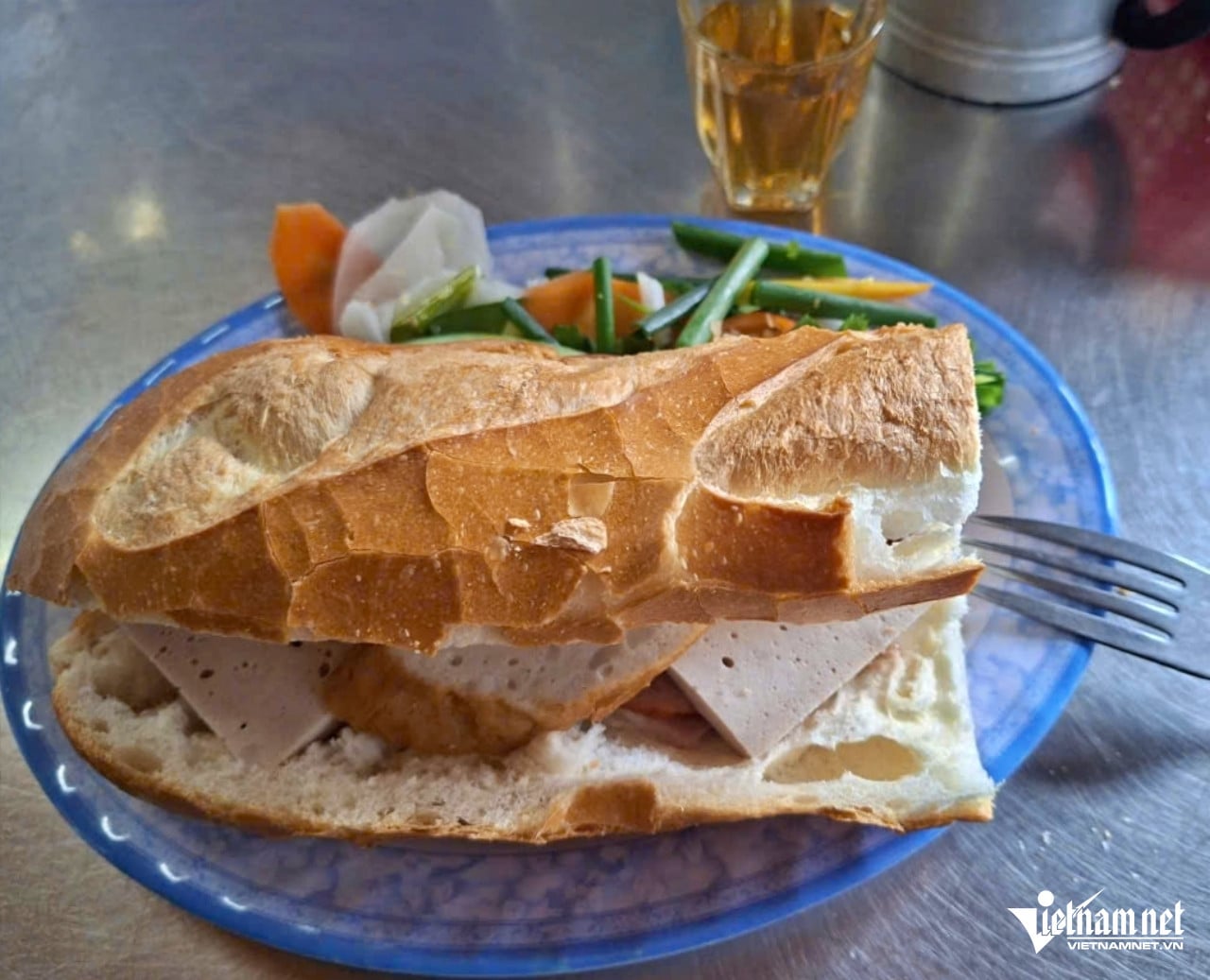 ホーチミン市の焼きパン屋台、70年の歴史を誇るサンドイッチ