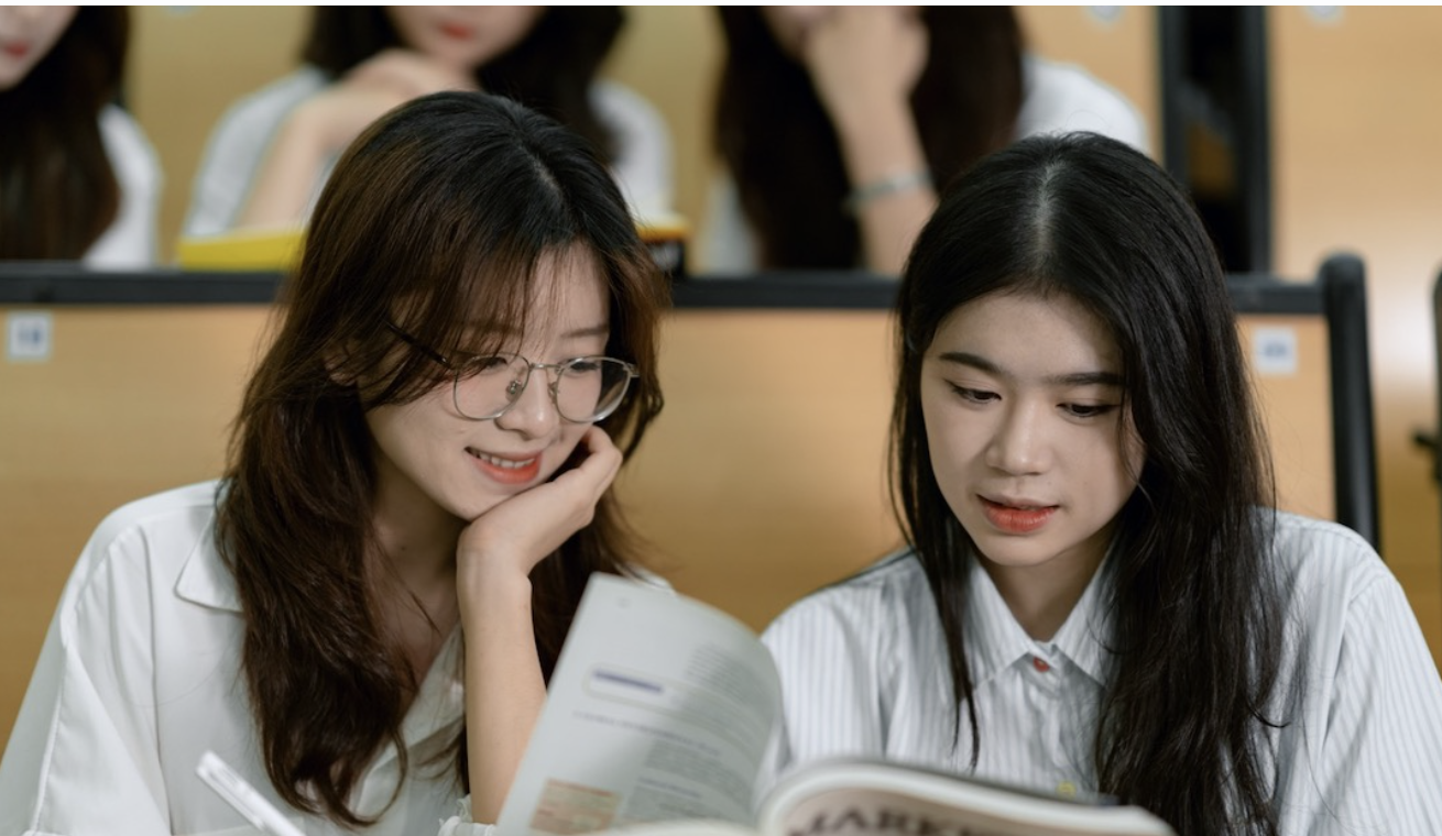 인공지능과 디지털 기술 시대에 고등 교육은 중대한 변화의 기로에 서 있다.