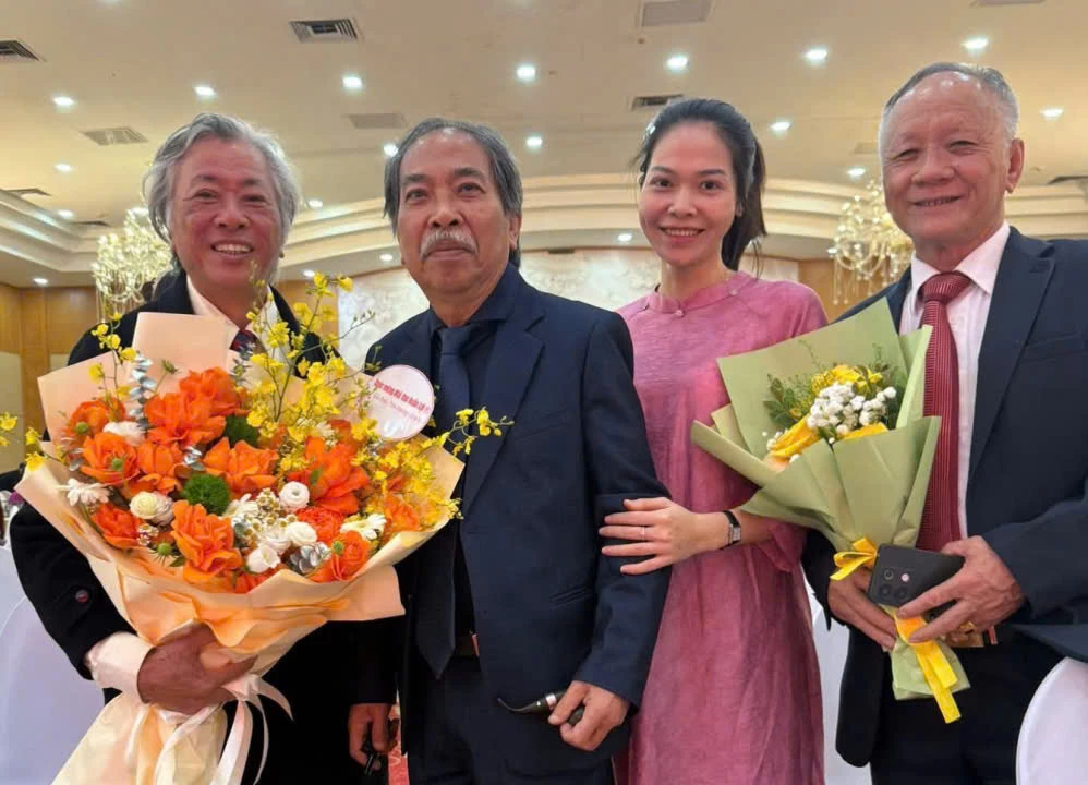 Die Dichter Xuan Loi (ganz links) und Nguyen Tien Nen (ganz rechts) – zwei neue Mitglieder des vietnamesischen Schriftstellerverbands – posieren mit dem Vorsitzenden des vietnamesischen Schriftstellerverbands, Nguyen Quang Thieu, für ein Foto. – Foto: Zur Verfügung gestellt vom Autor.