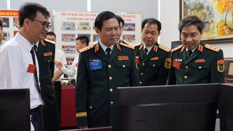 Đại tướng Nguyễn Tân Cương, Ủy viên Trung ương Đảng, Ủy viên Thường vụ Quân ủy Trung ương, Tổng Tham mưu trưởng Quân đội nhân dân Việt Nam, Thứ trưởng Quốc phòng tham quan các sáng kiến trưng bày tại Đại hội Đảng bộ Ban Cơ yếu Chính phủ nhiệm kỳ 2025-2030. (Ảnh: qdnd.vn)