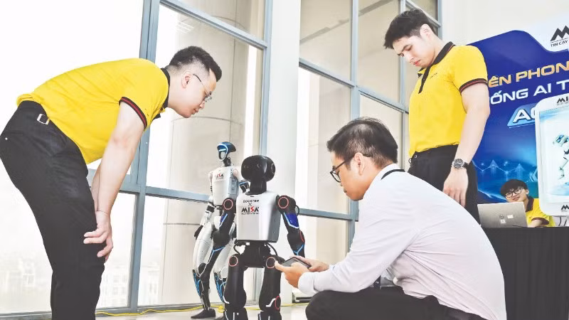Exposition sur l'innovation en intelligence artificielle lors de la Journée de l'IA 2026 à l'Université des sciences et technologies de Hanoï. (Photo : BAO LONG)