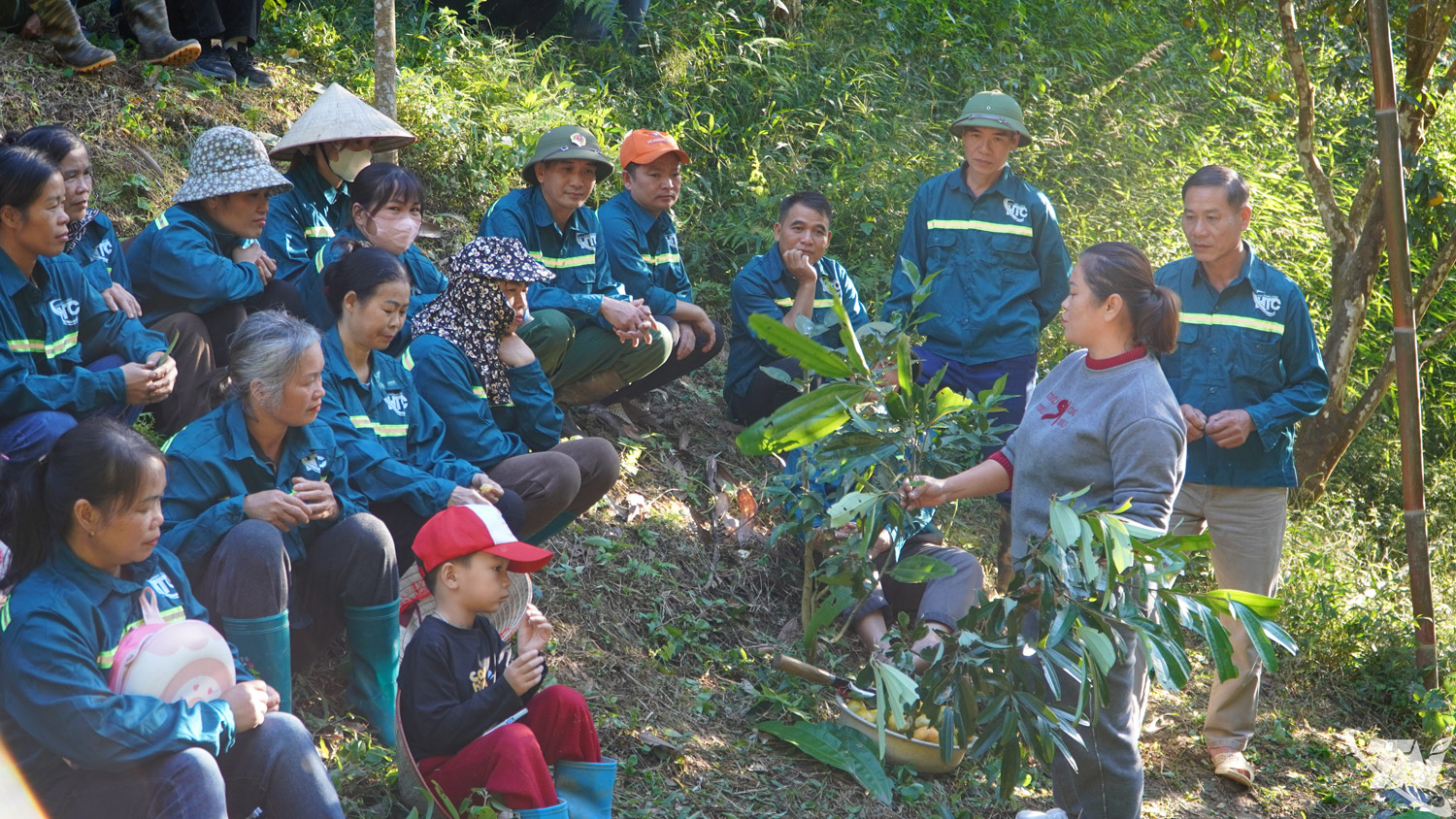 Người dân xã Bạch Thông tham gia lớp đào tạo nghề nông nghiệp,
nâng cao kiến thức và kỹ năng sản xuất.