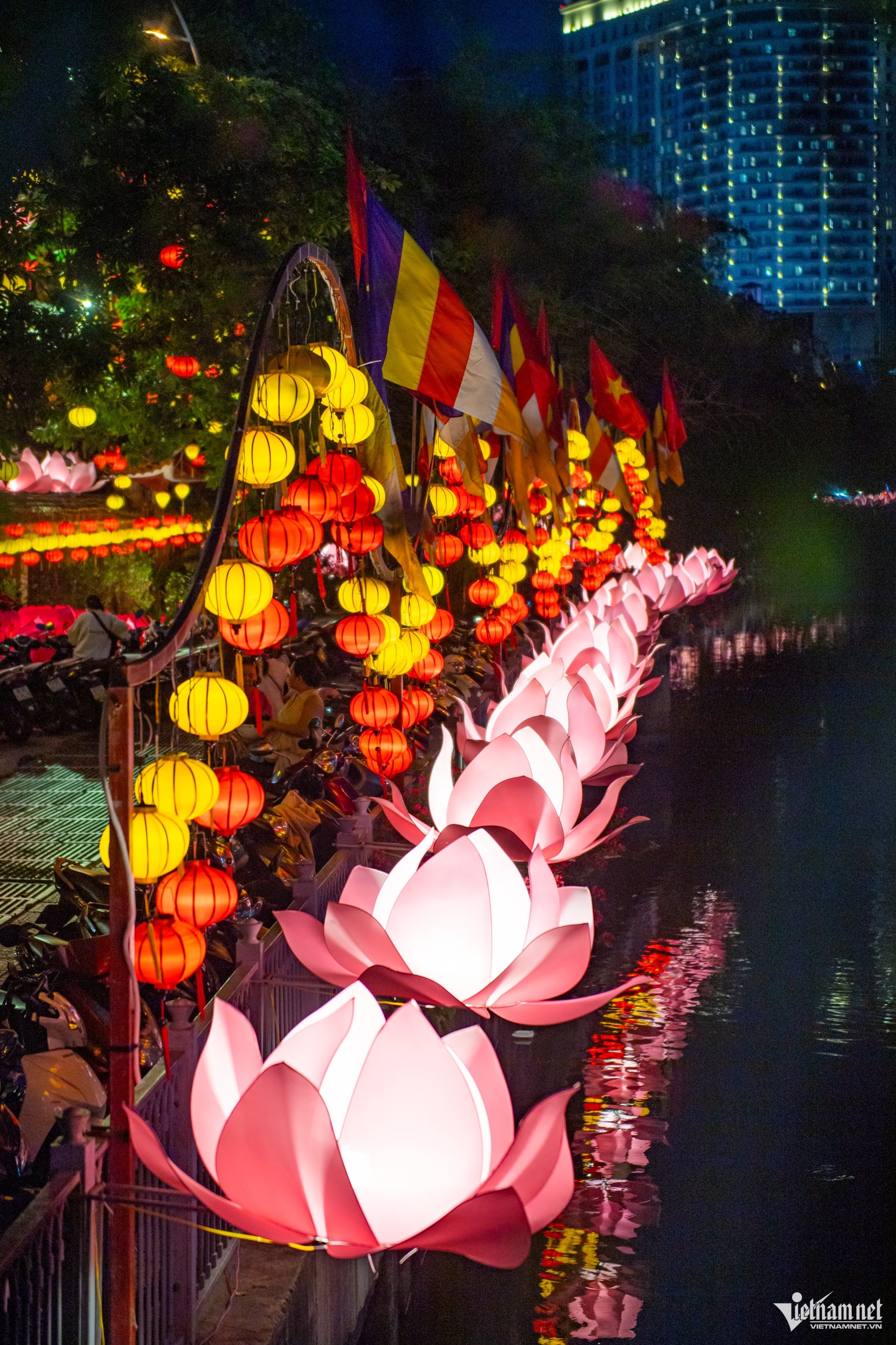 https://static-images.vnncdn.net/vps_images_publish/000001/000003/2026/5/24/w-phat-giao-phat-dan-tphcm-nguyen-hue-16-405.jpg
