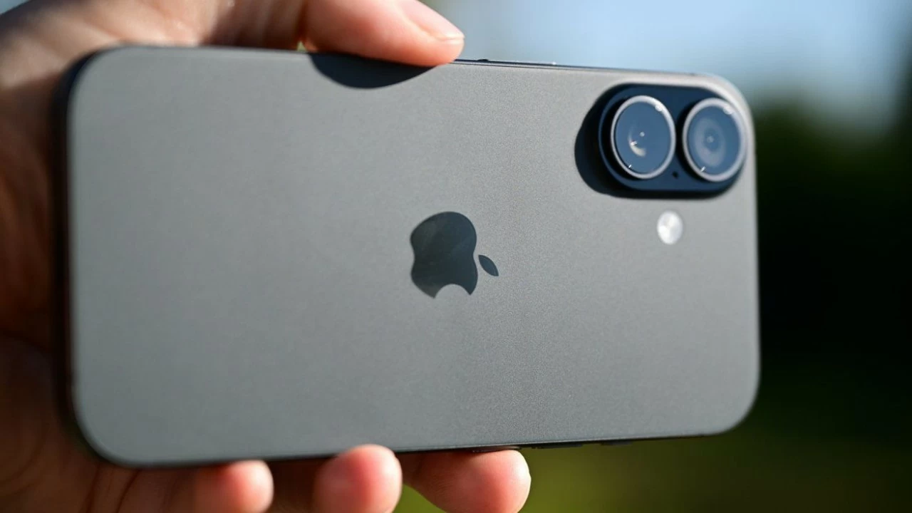 Nový standardní model iPhonu 17 je nejprodávanější. Phiên bản iPhone 17 tiêu chuẩn mới là mẫu máy bán chạy nhất.