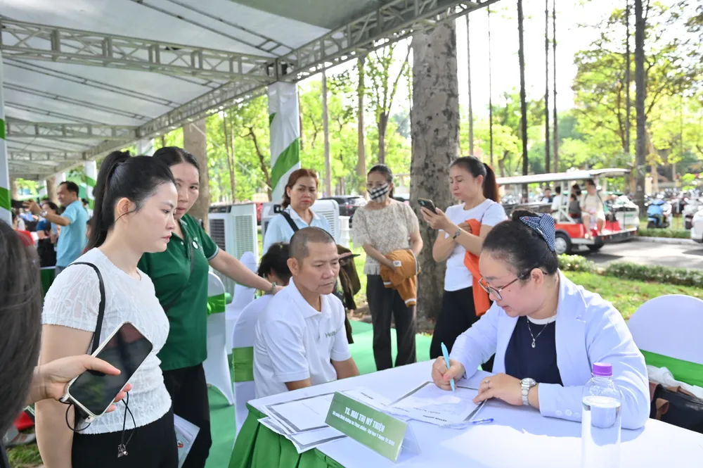 Người dân được tư vấn kiến thức dinh dưỡng hóa miễn phí từ các chuyên gia , bác sĩ đầu ngành