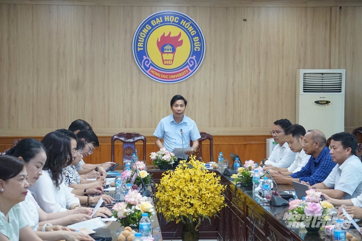 Dr. Le Van Thanh, zástupce vedoucího Zemědělské, lesnické a rybářské fakulty Univerzity Hong Duc, hovoří na konferenci. Foto: Quoc Toan. TS Lê Văn Thành, Phó Trưởng khoa Nông - lâm - ngư nghiệp, Trường Đại học Hồng Đức phát biểu tại hội thảo. Ảnh: Quốc Toản.
