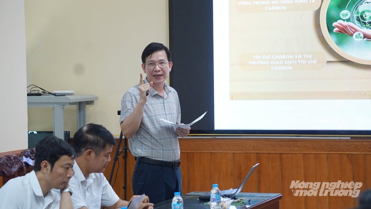 Profesor Dr. Le Van Nguyen prezentuje svůj příspěvek na konferenci. Foto: Quoc Toan. GS.TS Lê Văn Nguyên trình bày tham luận tại hội thảo. Ảnh: Quốc Toản.