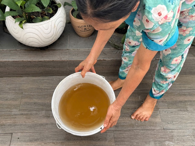 Người dân Nhà Bè bức xúc vì liên tục bị cắt nước- Ảnh 1.