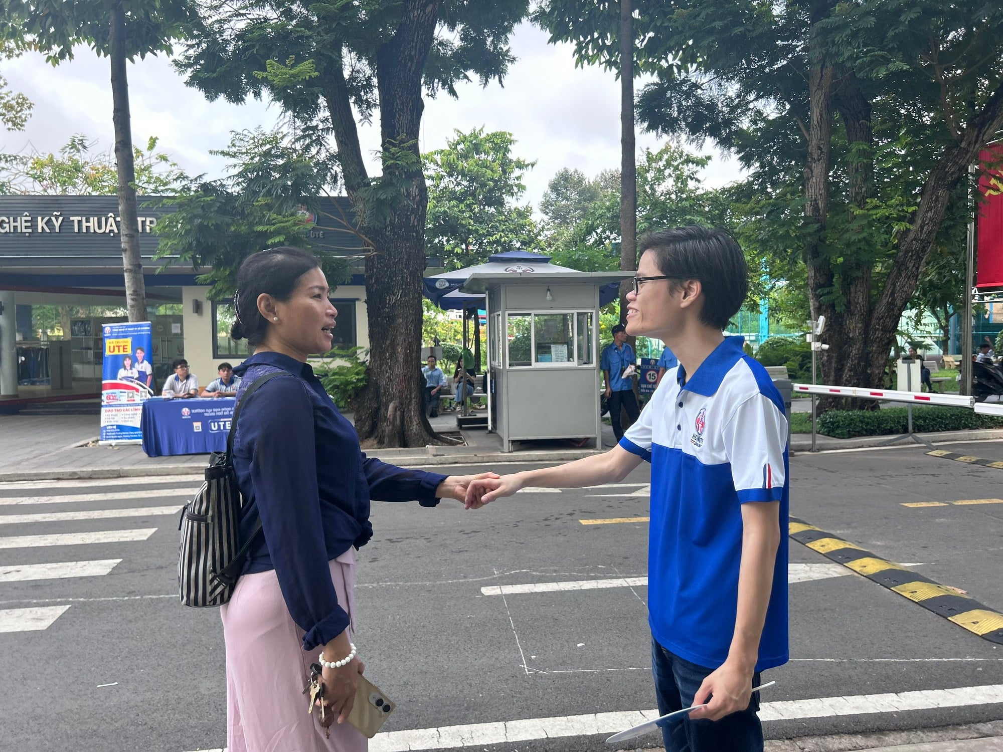 Thí sinh khóc vì quên giấy tờ, cả điểm thi cùng vào cuộc - Ảnh 9.