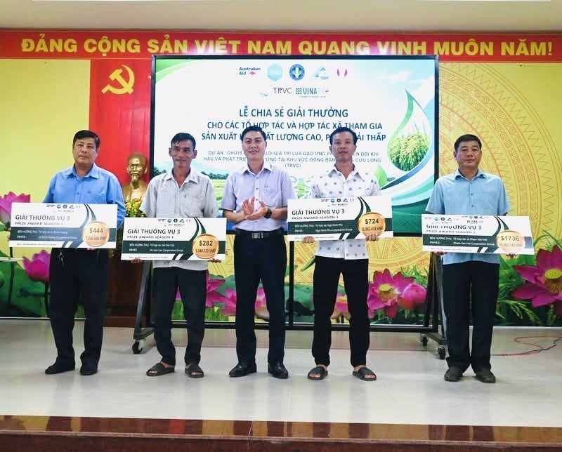 Đại diện Ban Quản lý Dự án TRVC tỉnh Đồng Tháp và Công ty TNHH Lúa gạo Việt Nam (VINARICE) trao thưởng cho các HTX, tổ hợp tác có thành tích xuất sắc trong sản xuất lúa chất lượng cao, giảm phát thải vụ hè thu 2025 tại xã Đốc Binh Kiều. Ảnh: Lê Hoàng Vũ.