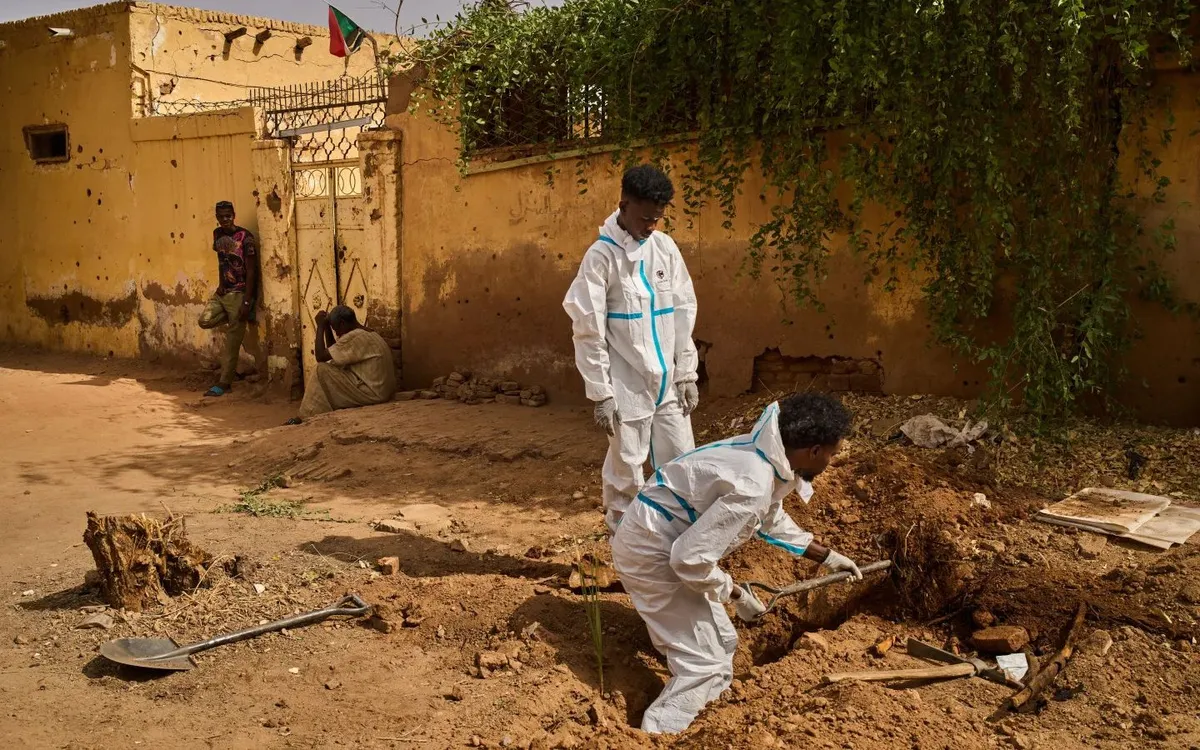 Nhân viên pháp y khai quật thi thể ông Mohammed Alsawi tại Omdurman, Sudan, ngày 20/4/2026. (Ảnh: AP)