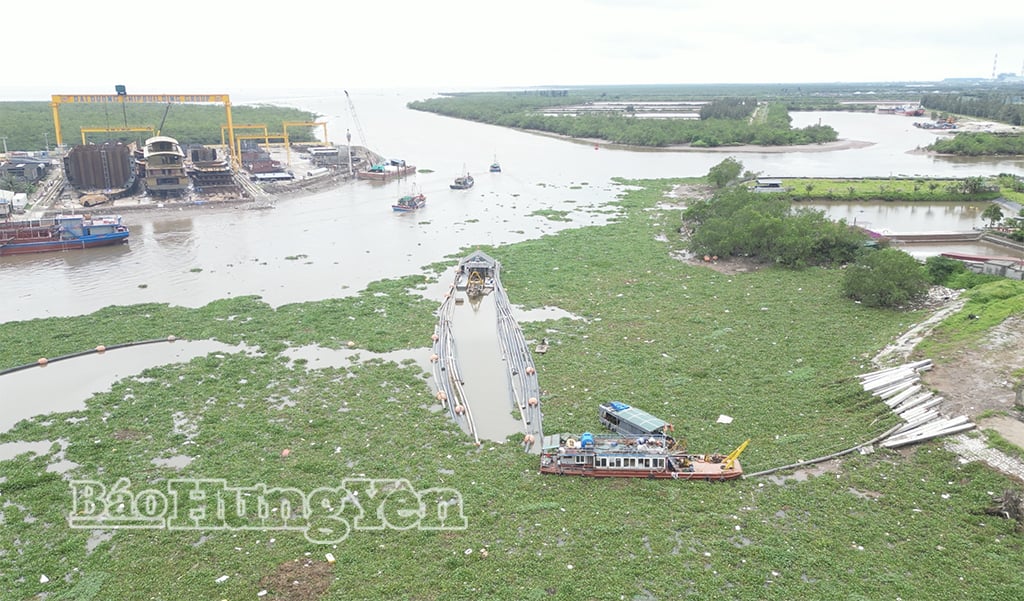 کارهای ساختمانی برای لایروبی کانال منتهی به بندر ماهیگیری تان سون، بخش تای توی، در حال انجام است.