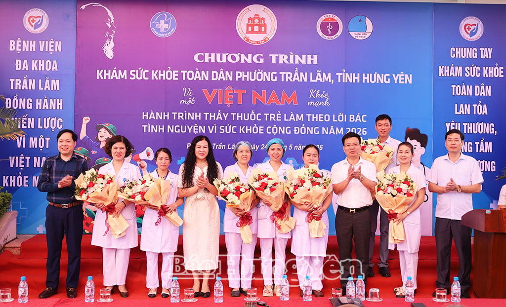 Lãnh đạo Sở Y tế, phường Trần Lãm tặng hoa chúc mừng tại chương trình.