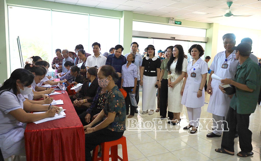 Lãnh đạo Sở Y tế, phường Trần Lãm thăm hỏi, động viên người dân khi đến khám chữa bệnh.