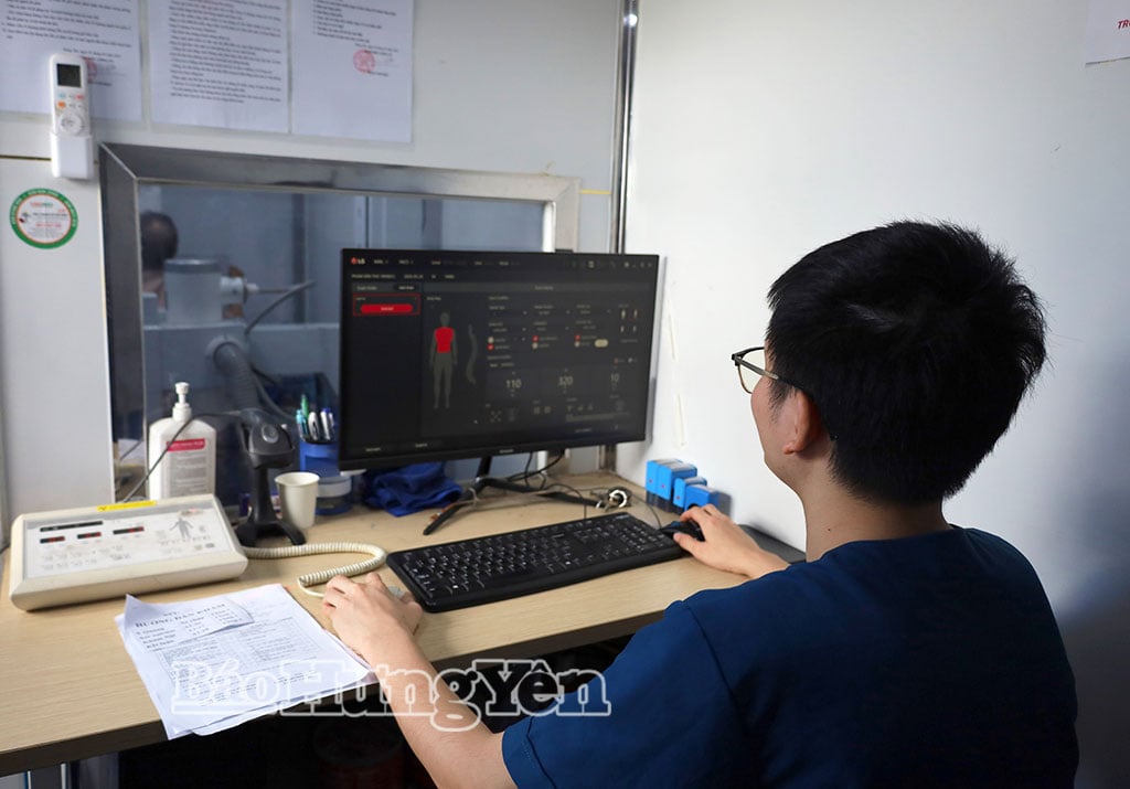 Người dân được chụp X-quang phổi trên xe lưu động.