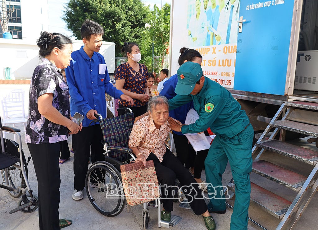 Lực lượng dân quân tự vệ và gần 30 đoàn viên thanh niên được huy động để hỗ trợ người dân khi đến khám bệnh.