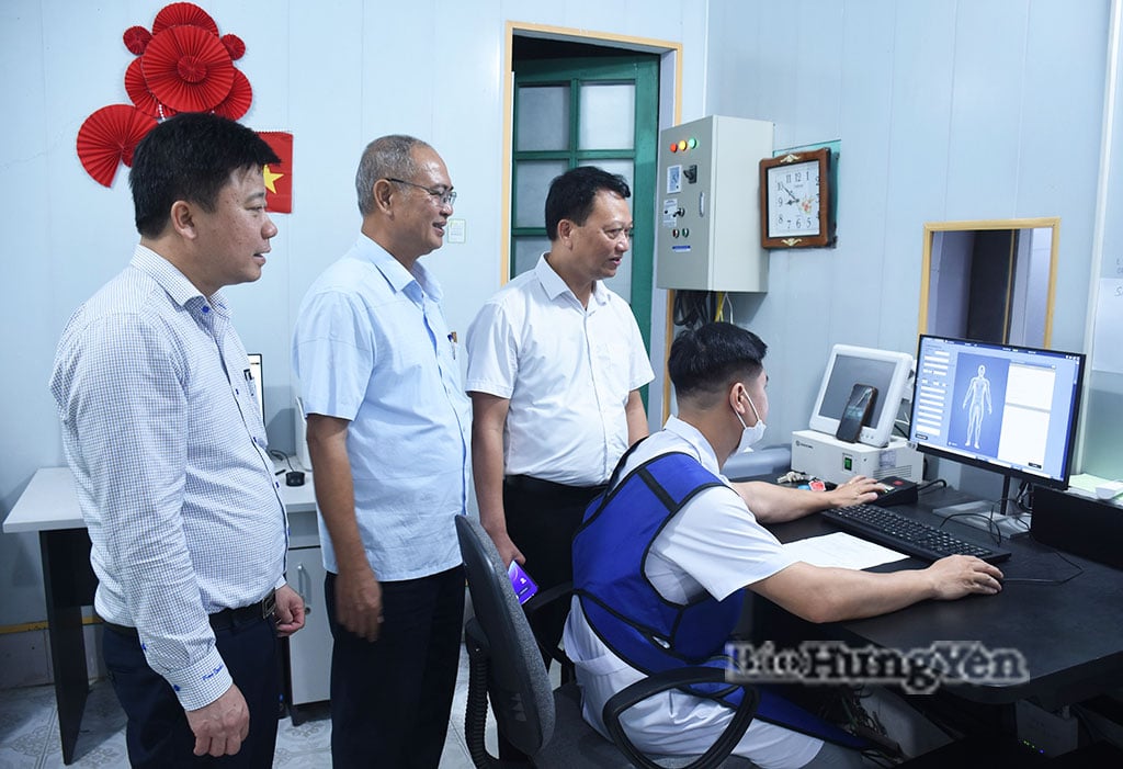 Lãnh đạo Sở Y tế, xã Hưng Phú và Bệnh viện Đa khoa Nam Tiền Hải đi thực tế kiểm tra trong ngày mở đầu khám sức khỏe toàn dân cho người dân xã Hưng Phú.