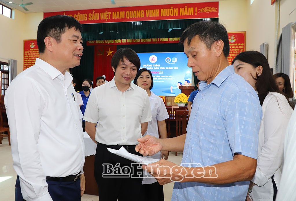 Đồng chí Phạm Văn Nghiêm, Phó Chủ tịch UBND tỉnh thăm hỏi người dân xã Tiên Hoa đến khám sức khỏe.