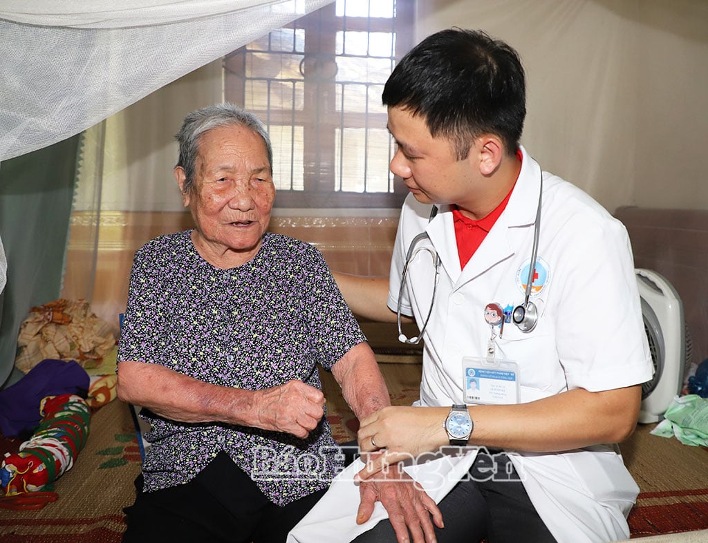 Bác sĩ Khám sức khỏe cho Bà mẹ Việt Nam anh hùng Phạm Thị Sự, xã Tiên Hoa.