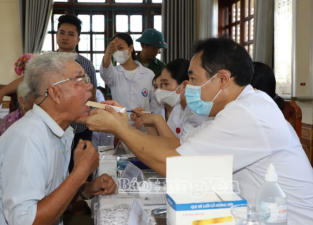 Nhiều người dân xã Tiên Hoa được  khám sức khỏe toàn diện.