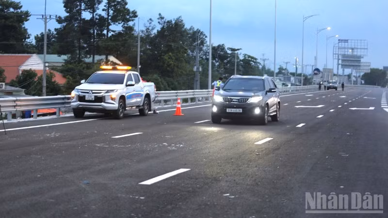 การเปิดใช้งานทางแยกต่างระดับลองแทงมีจุดมุ่งหมายเพื่ออำนวยความสะดวกในการจราจรอย่างราบรื่นสำหรับผู้ที่เดินทางจากใจกลางเมืองโฮจิมินห์ไปยังพื้นที่หวุงเต่า โดยเชื่อมต่อทางด่วนโฮจิมินห์-ลองแทง-เดาเจียกับทางด่วนเบียนฮวา-หวุงเต่า