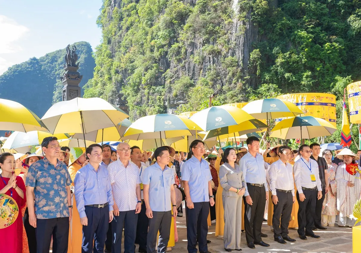 Ninh Bình: Hội tụ hồn quê Việt bên dòng Ngô Đồng vàng óng - Ảnh 7.