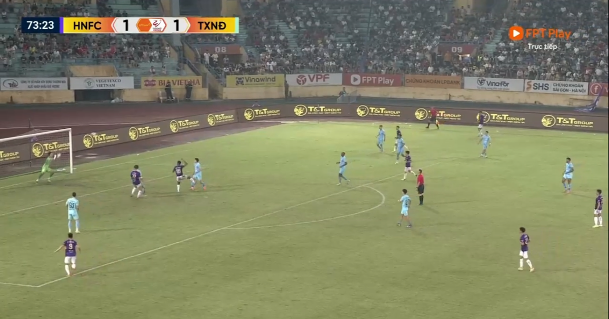 Een spectaculair doelpunt hielp Hanoi FC naar de derde plaats te klimmen.