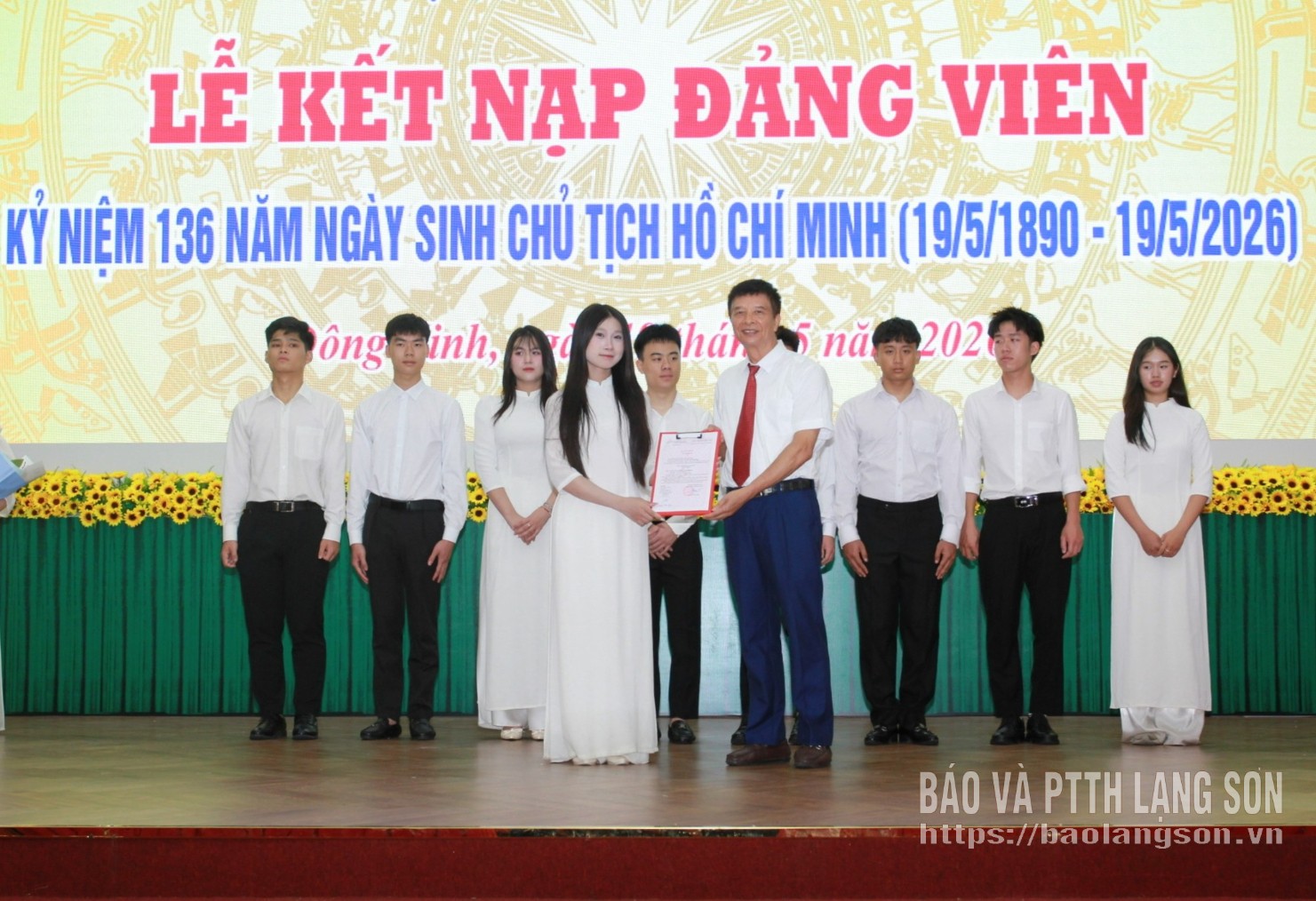 Lãnh đạo chi bộ Trường THPT Việt Bắc trao quyết định kết nạp cho đảng viên mới