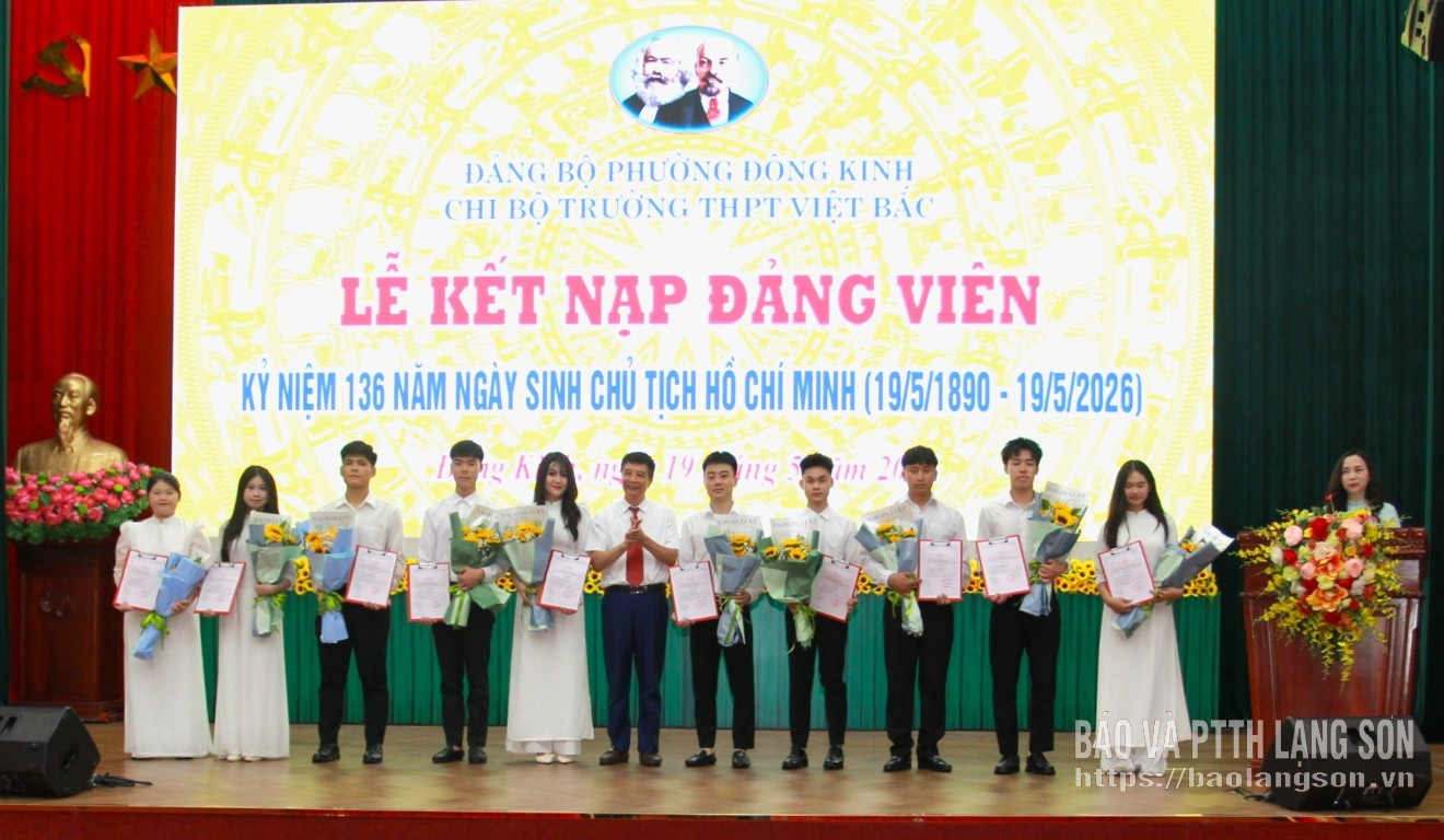 Lãnh đạo chi bộ Trường THPT Việt Bắc trao quyết định kết nạp và tặng hoa chúc mừng đảng viên mới