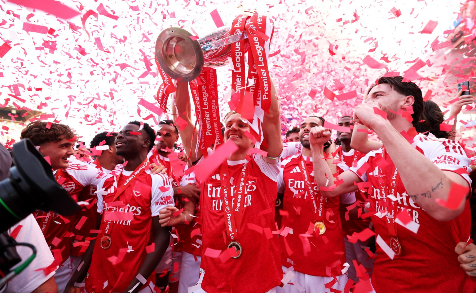 www_thesun_co_uk martin odegaard arsenal lifts premier 1083628280 (2).jpg