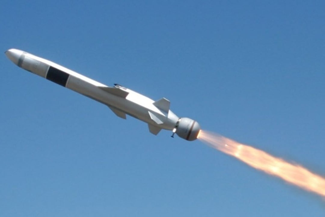 海面すれすれを飛行する技術を持つNSMミサイルは、「あらゆる軍艦を貫通できる」。