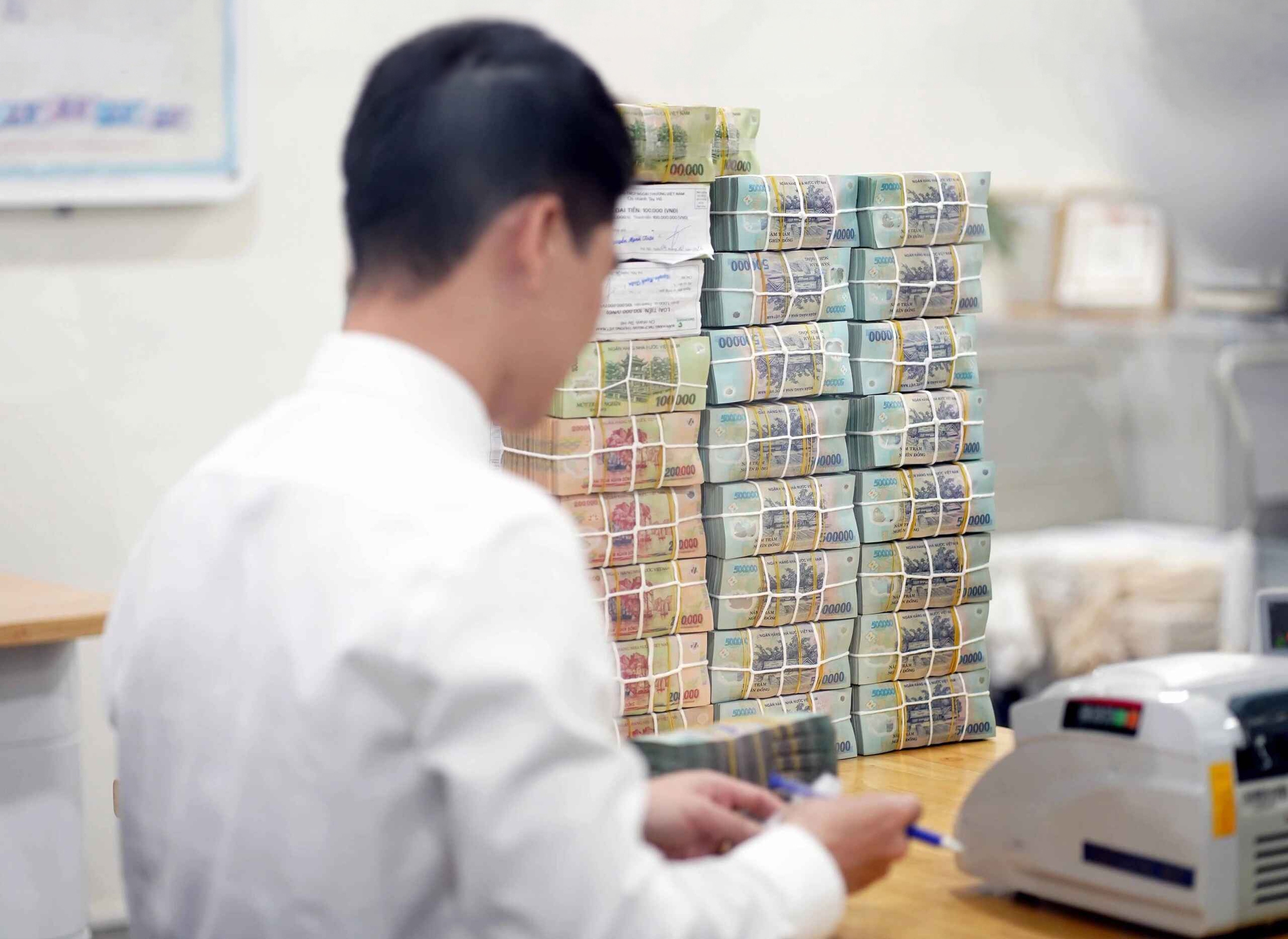 تشديد أسعار الفائدة على المدخرات - الصورة 1. Siết lãi suất tiết kiệm- Ảnh 1.